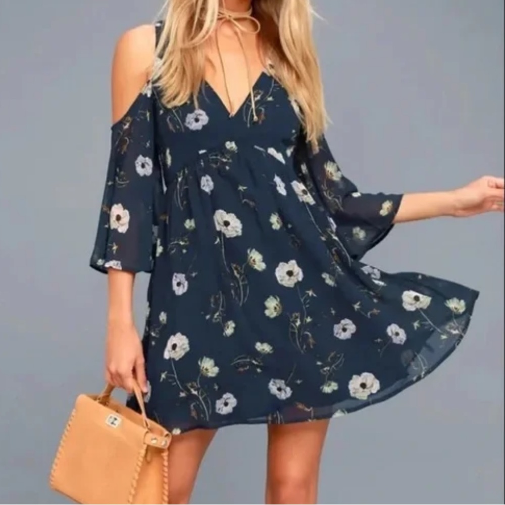 BB Dakota Rylie Dress. Navy Floral. Size small.